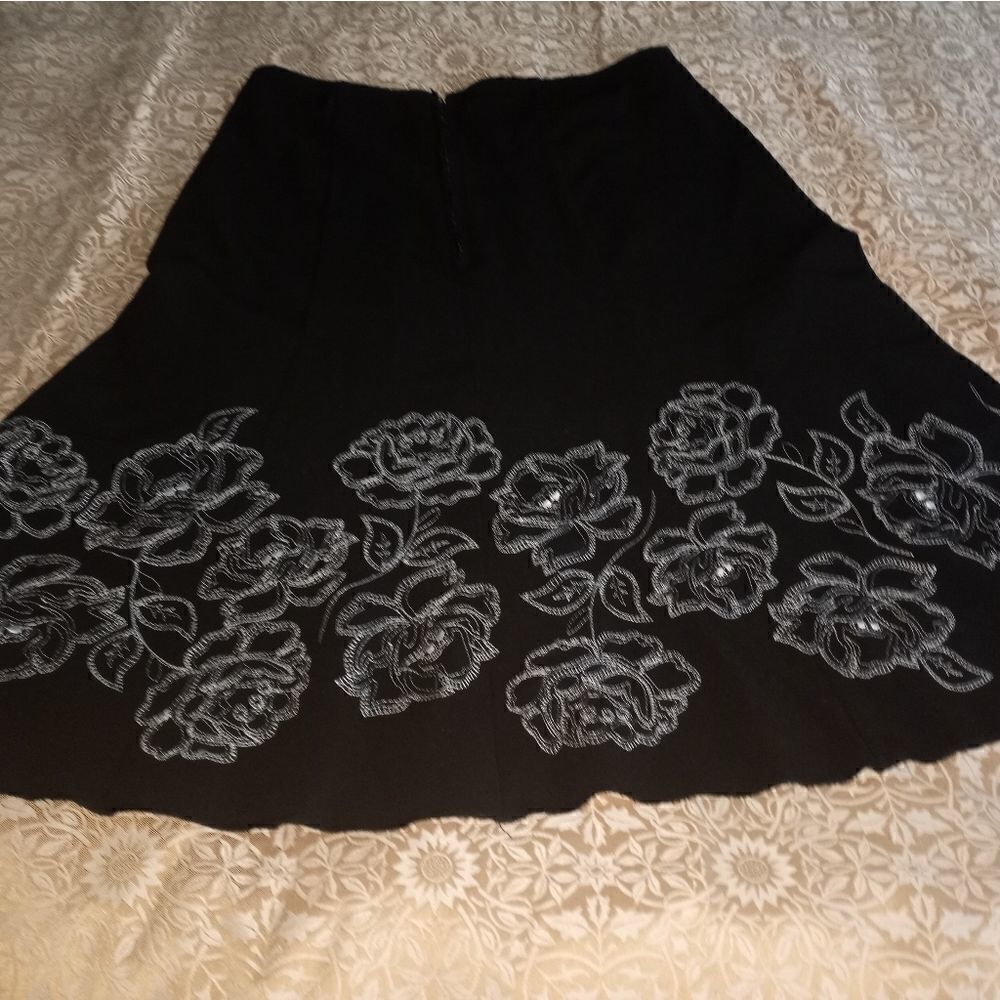 Heart Soul Size 1 A-Line Black Embroidery Flowers Women's Skirt 28" Waist